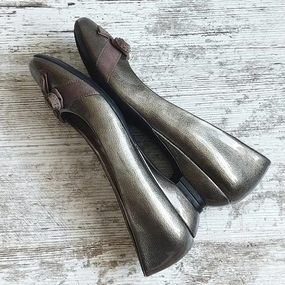 NWOT Etienne Aigner Patent Leather Silver Flats - Picture 10 of 16